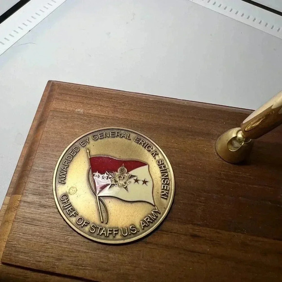 Vintage US Army Wooden Pen Holder With Medals - Picture 2 of 6